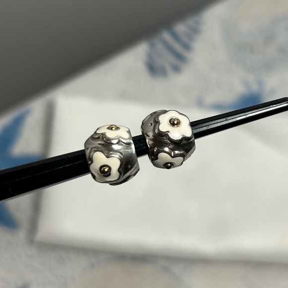 Brighton Daisy Bead Spacer Lot of 2 Silver Plated White Enamel Flower Retired - Picture 3 of 10